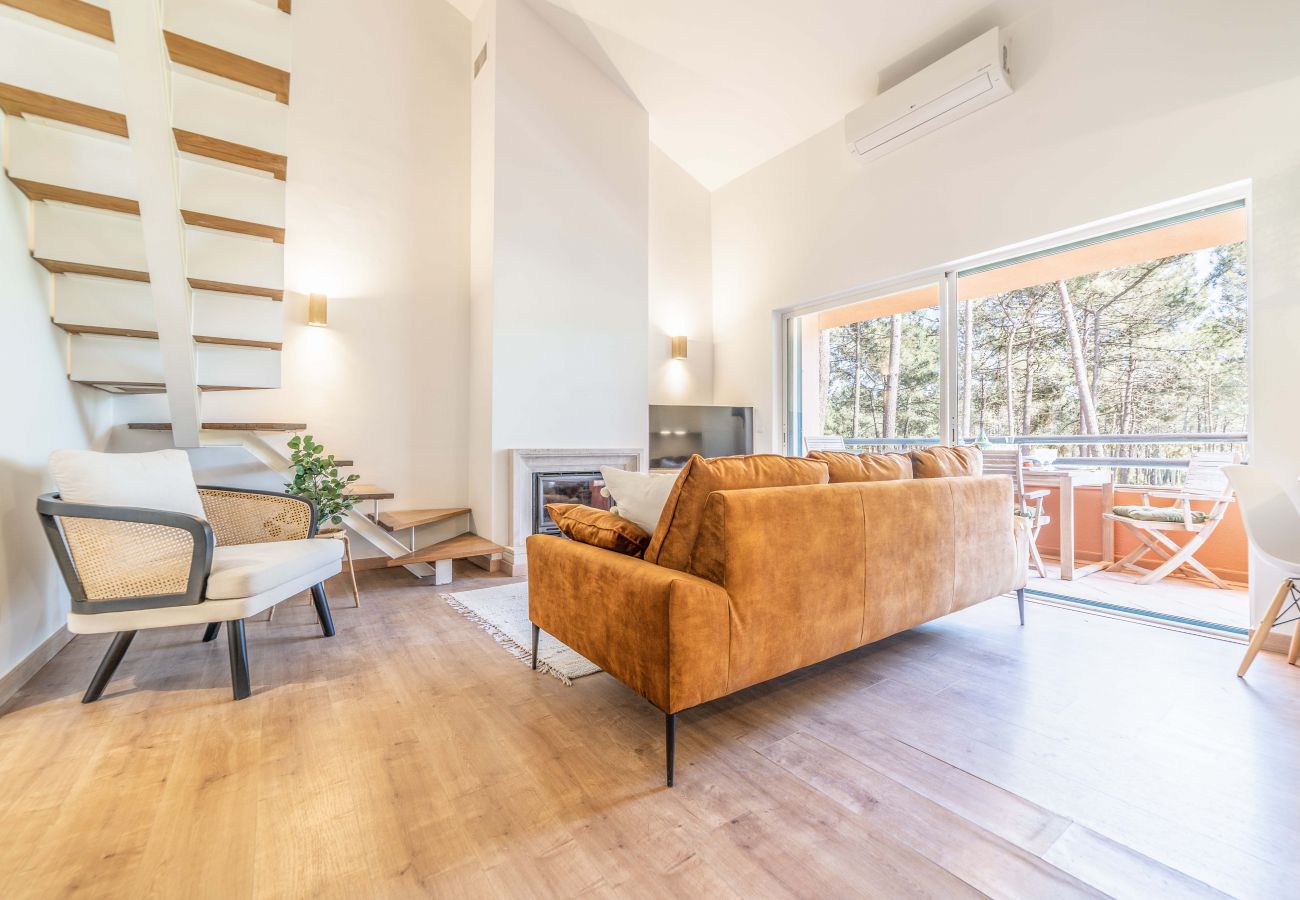 Chambre spacieuse avec lumière naturelle de l'extérieur.