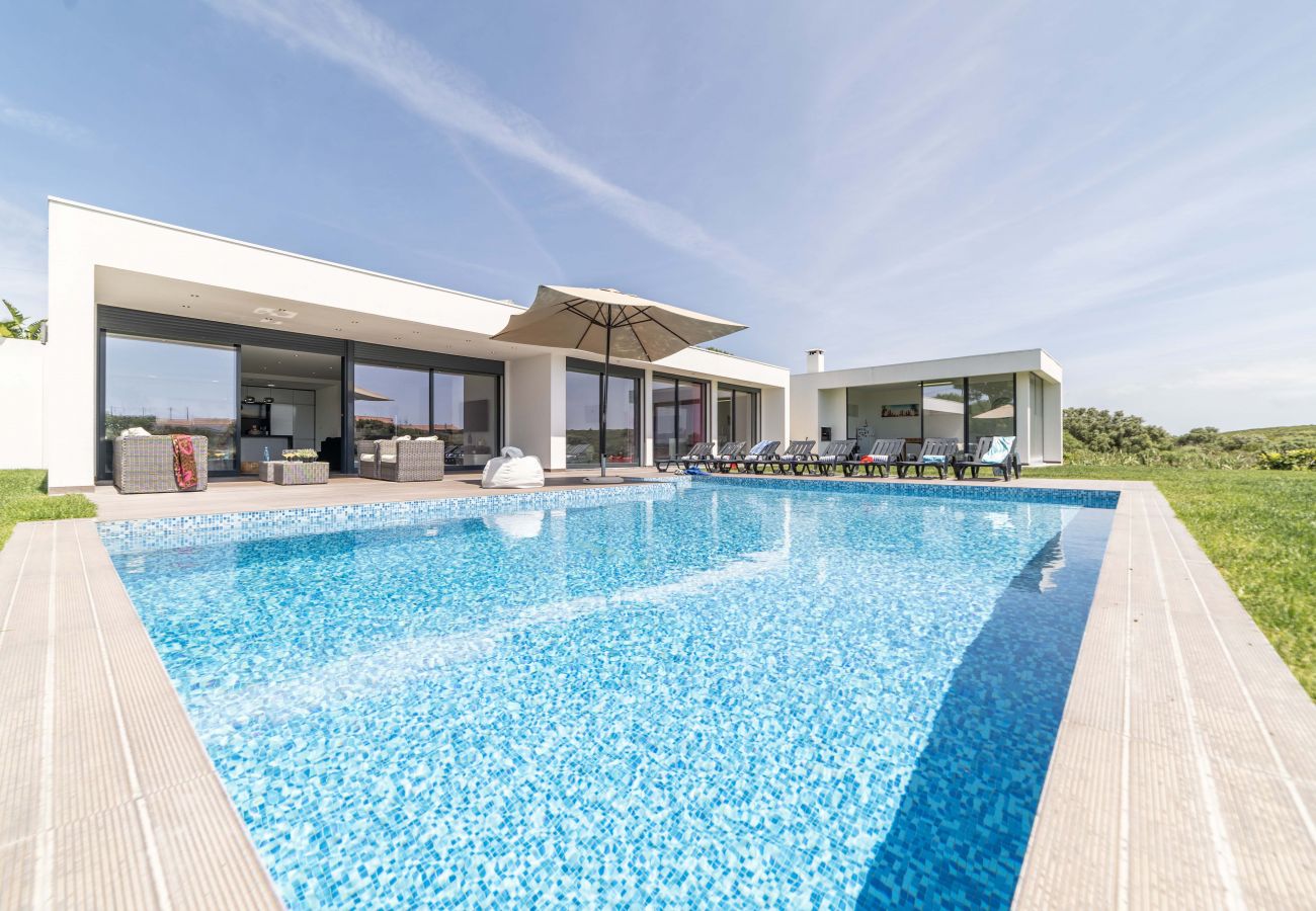 Piscine entourée d'un grand jardin.