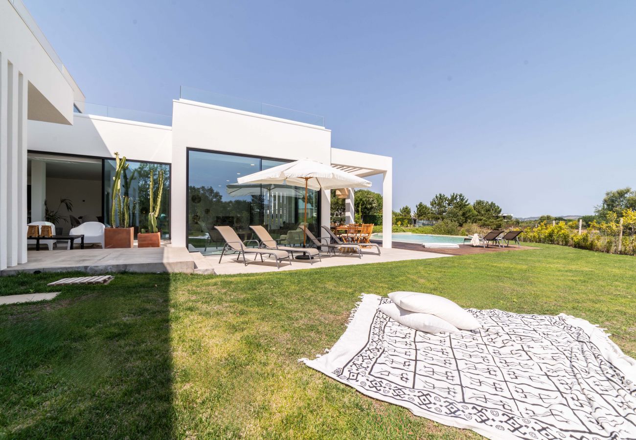 Espace extérieur avec jardin spacieux avec toutes les commodités pour des vacances en famille.