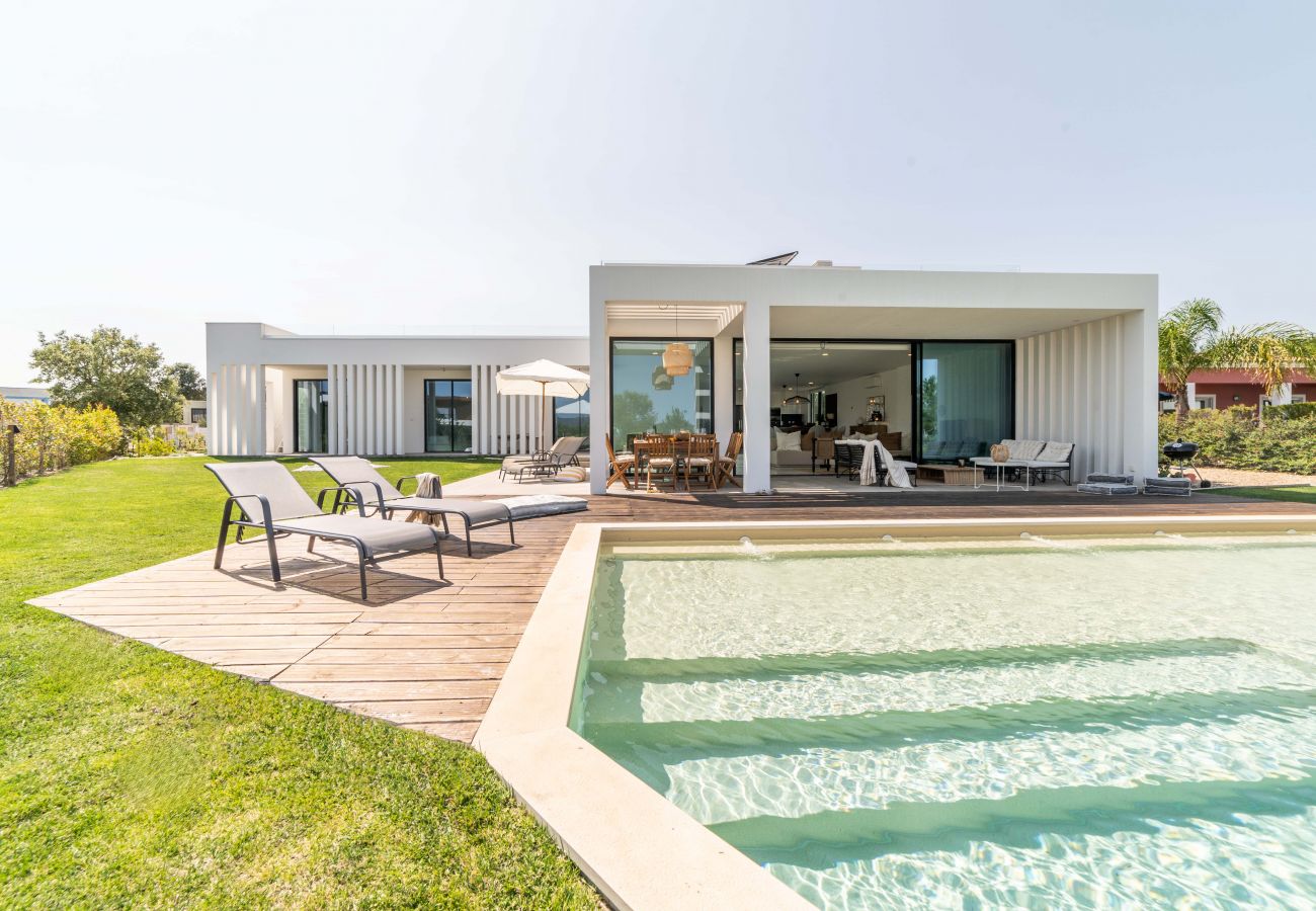 Maison de vacances luxueuse avec un grand jardin et une piscine.