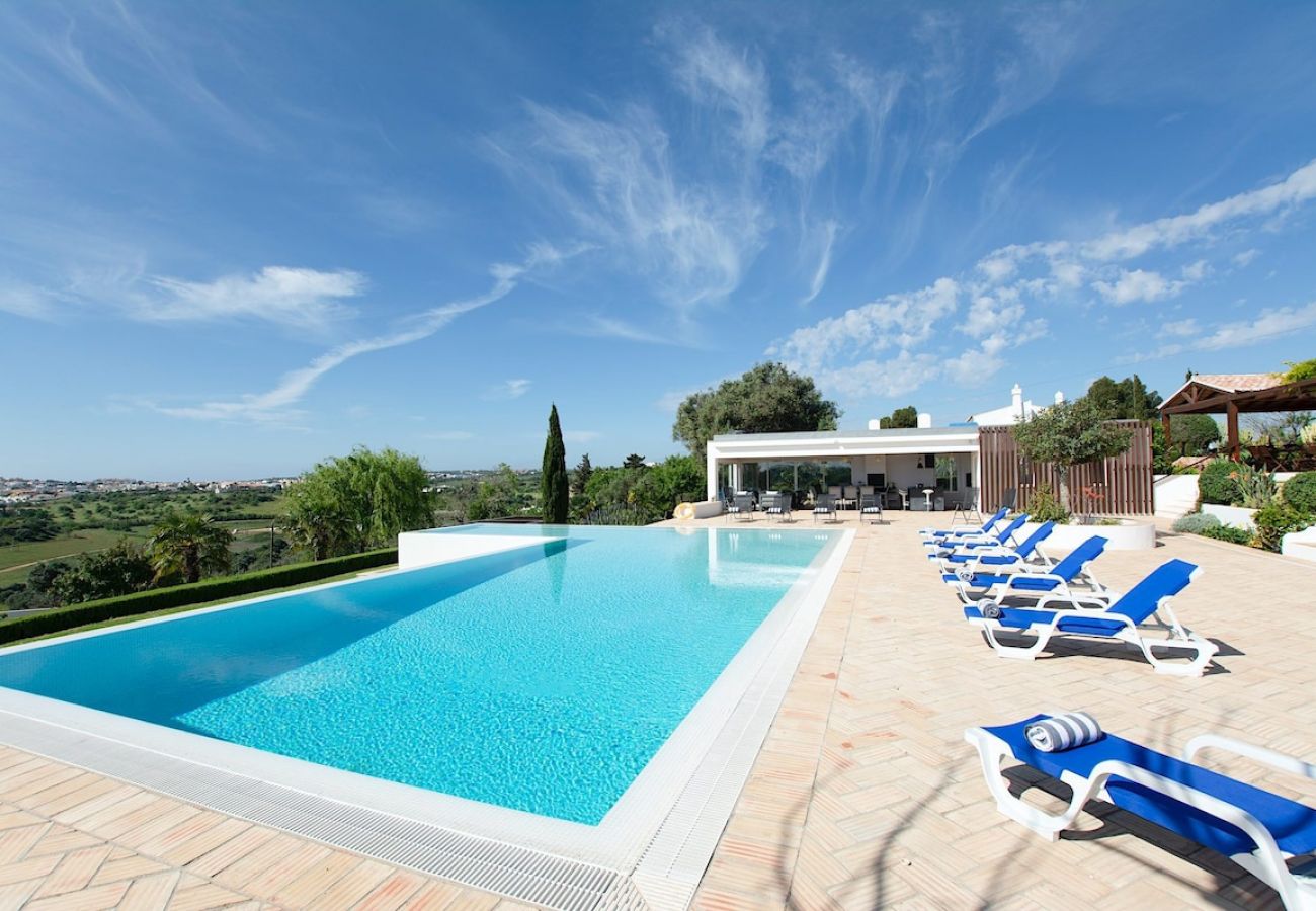 Jardim e piscina com vista panorâmica para a natureza.