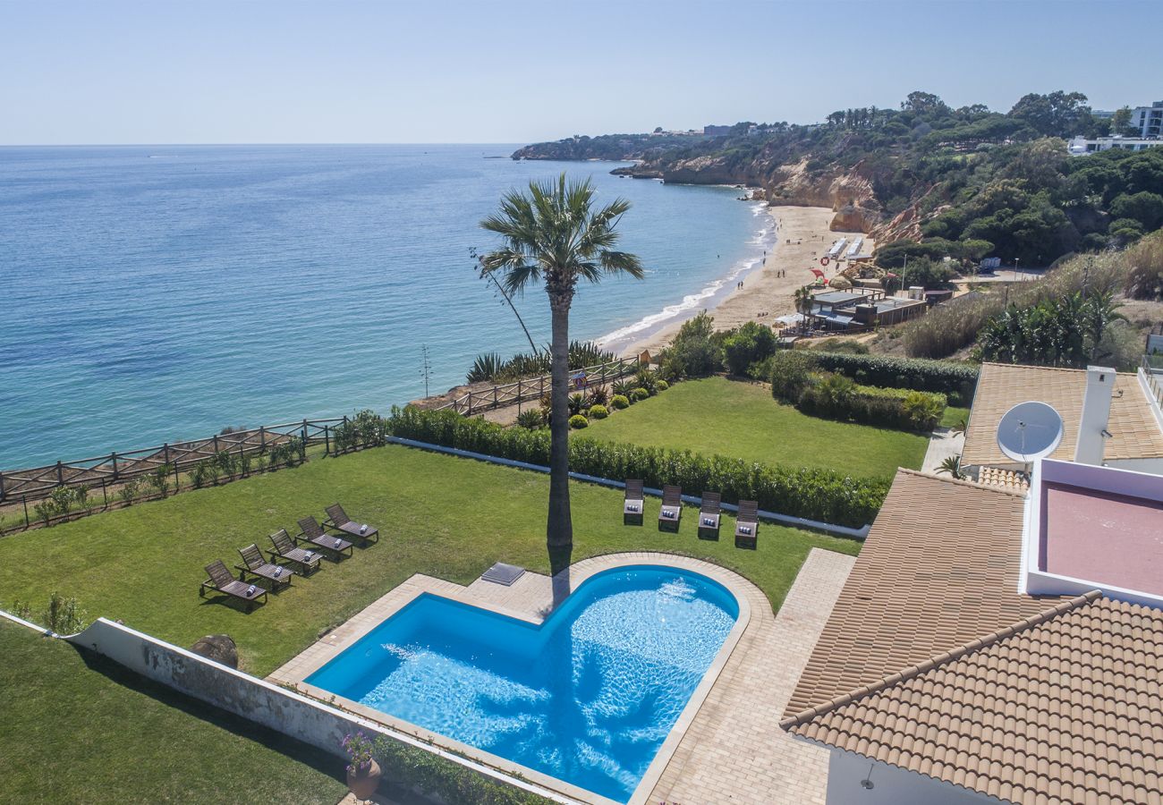 Moradia à beira da praia e com vista para o mar.    