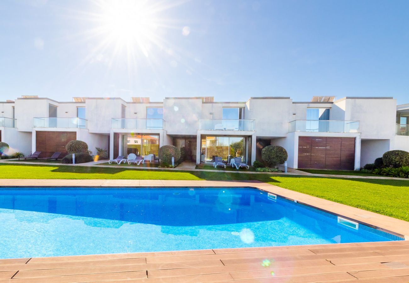 Casa geminada com acesso à piscina.