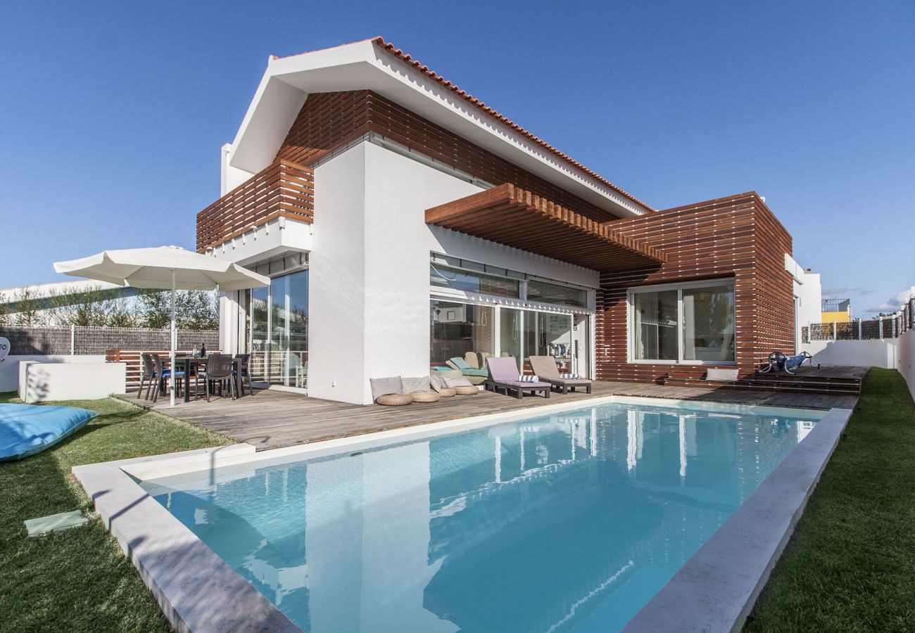 Moradia de luxo com piscina exterior.