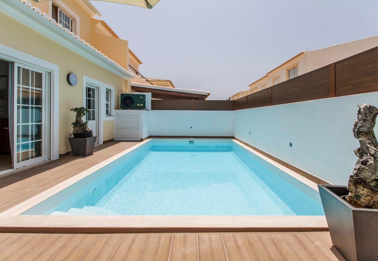 Moradia de luxo com piscina exterior.