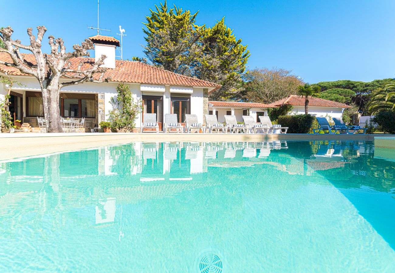 Piscina impunente em moradia de luxo.