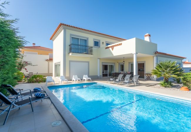 Moradia de luxo com piscina exterior.