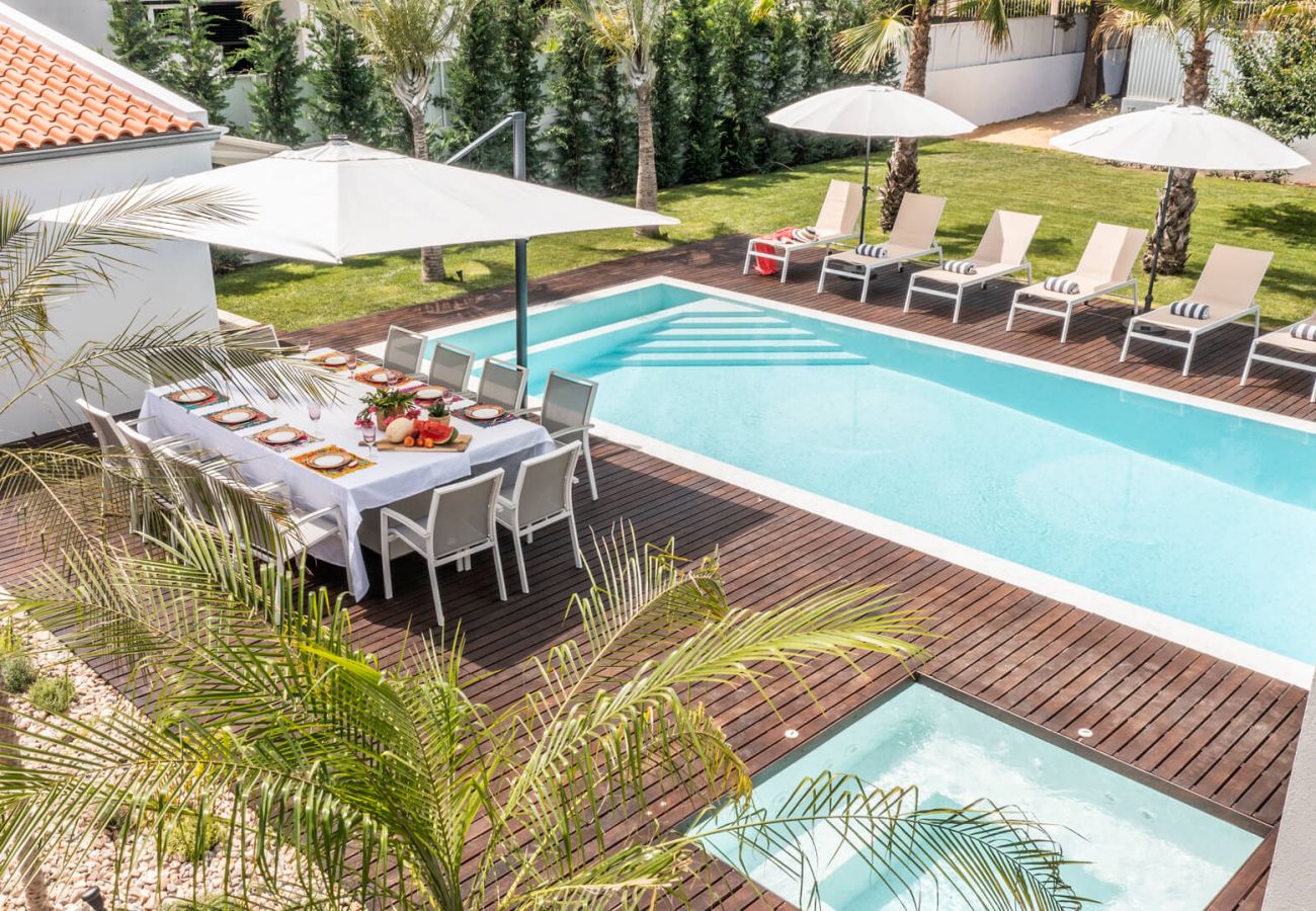 Relaxe e desfrute de momentos inesquecíveis à beira da piscina.