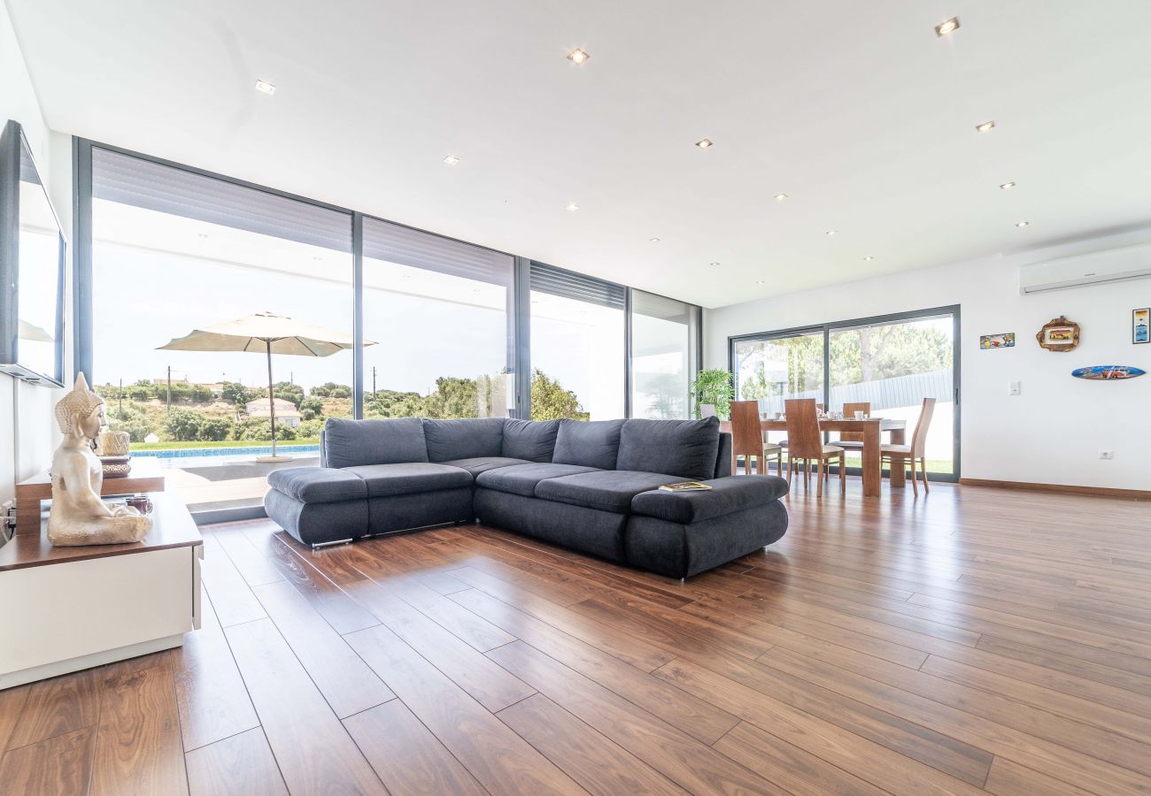 Sala espaçosa rodeada de janelas amplas que dão bastante luz natural à sala.