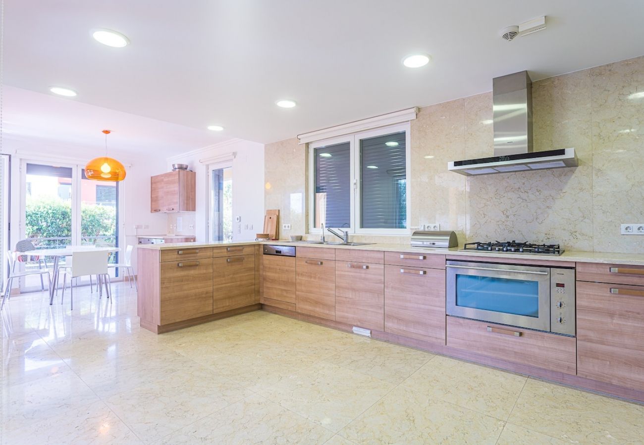 Modern and fully equipped kitchen.