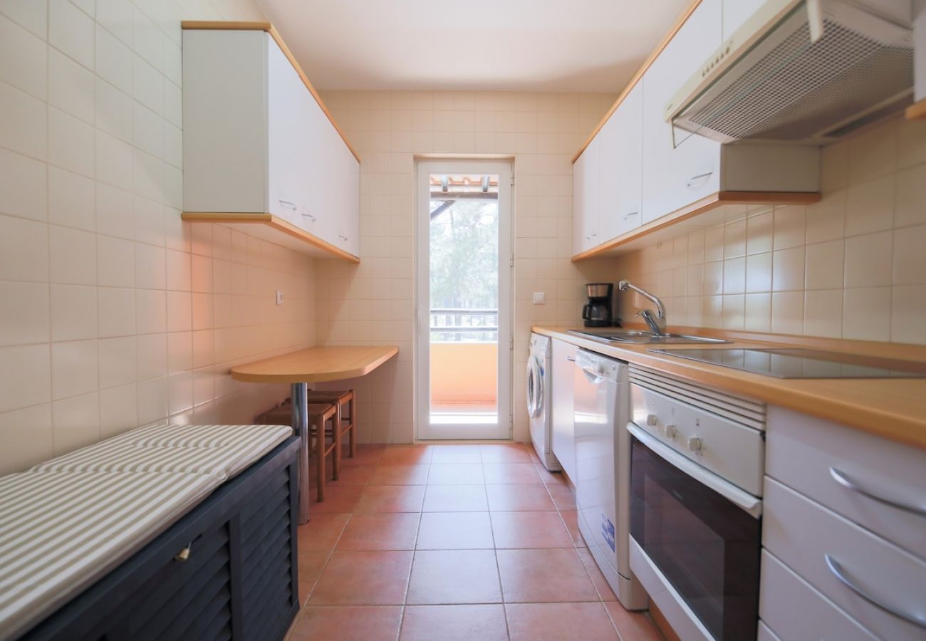 Kitchen with access to the balcony and fully equipped.