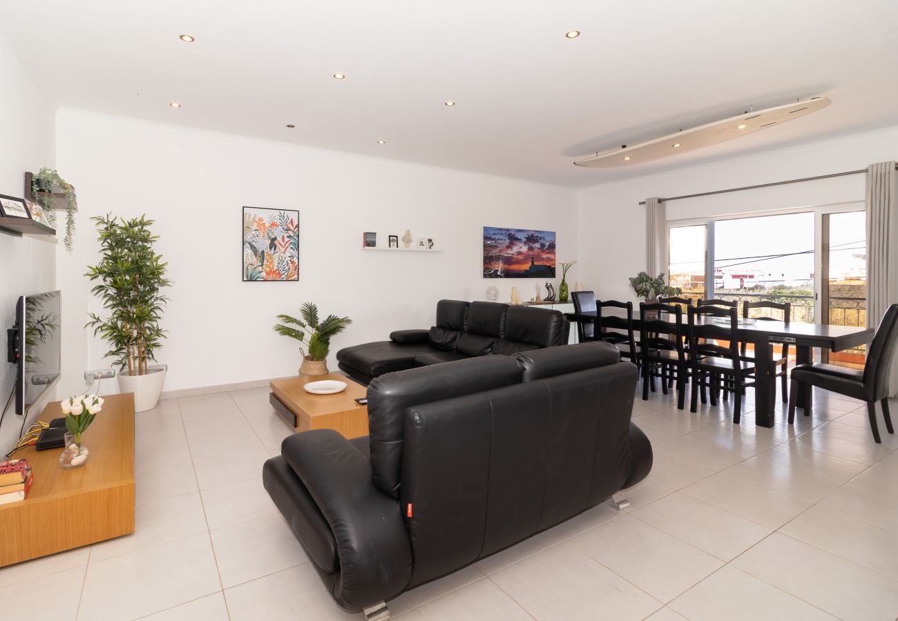 Living room overlooking the outdoor space and with plenty of light.