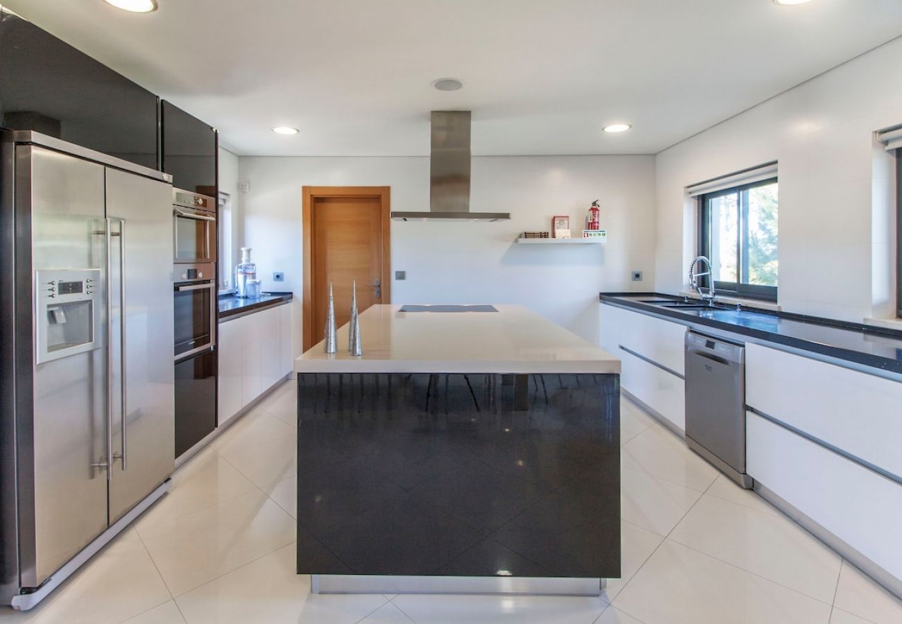 Modern and spacious kitchen with all the necessary equipment.