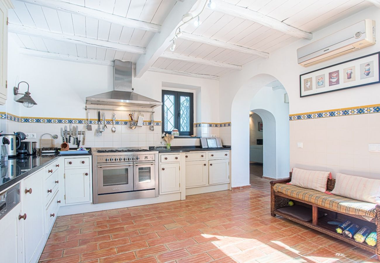 Be captivated by the beauty and authenticity of this cozy rustic kitchen. Wooden details, vintage furniture, and a welcoming atmosphere invite you to 