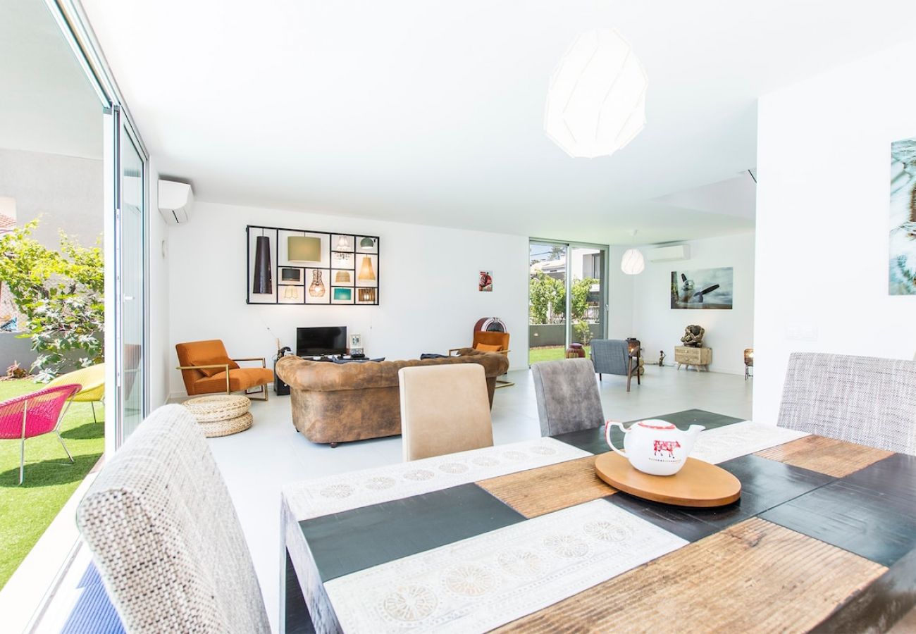 Living room with access to the outdoor space.