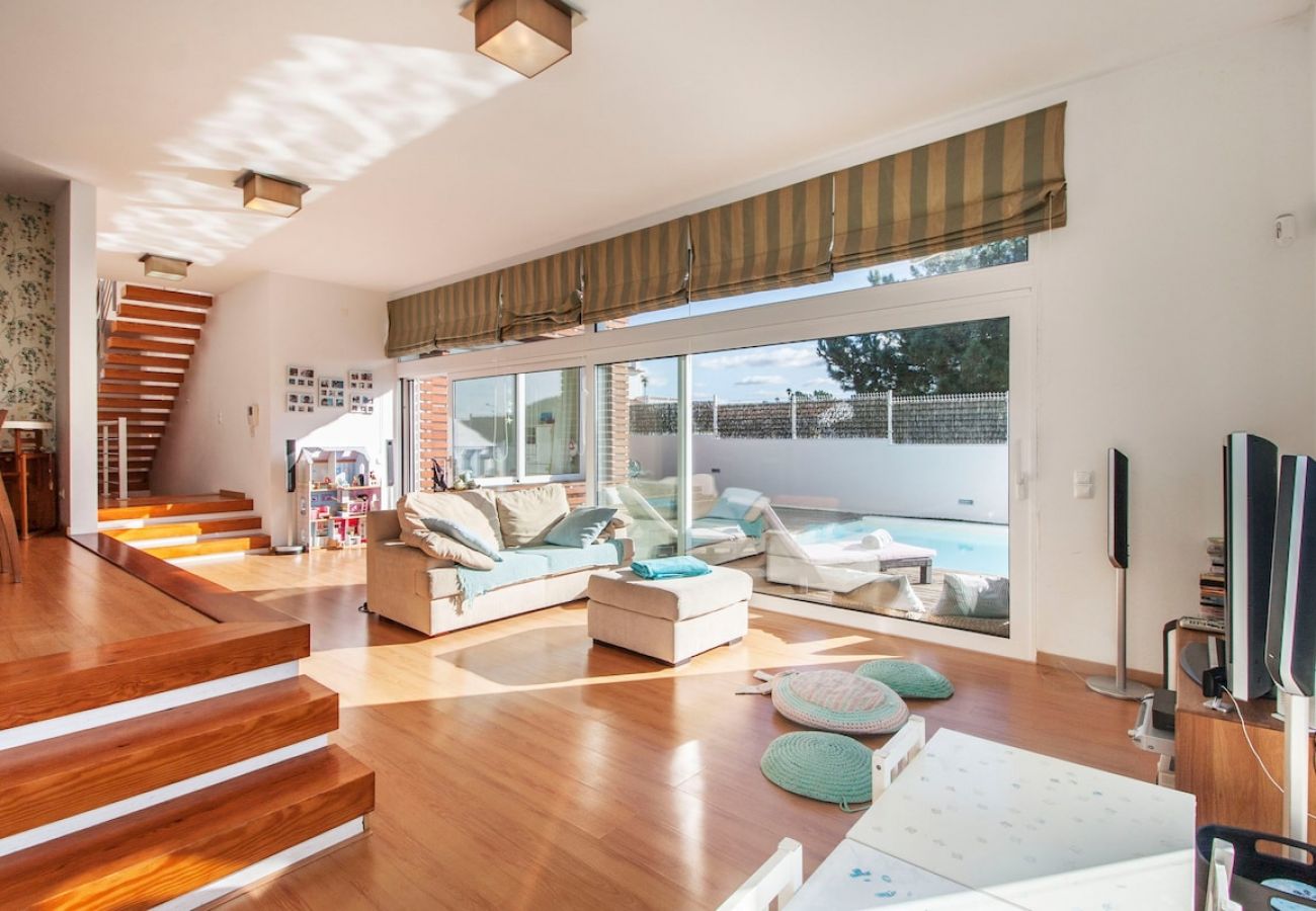 Spacious living room with access to the outdoor space. 