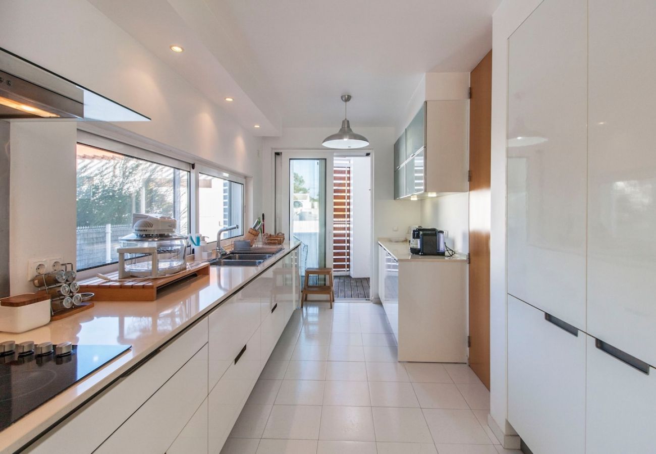 Modern and fully equipped kitchen.