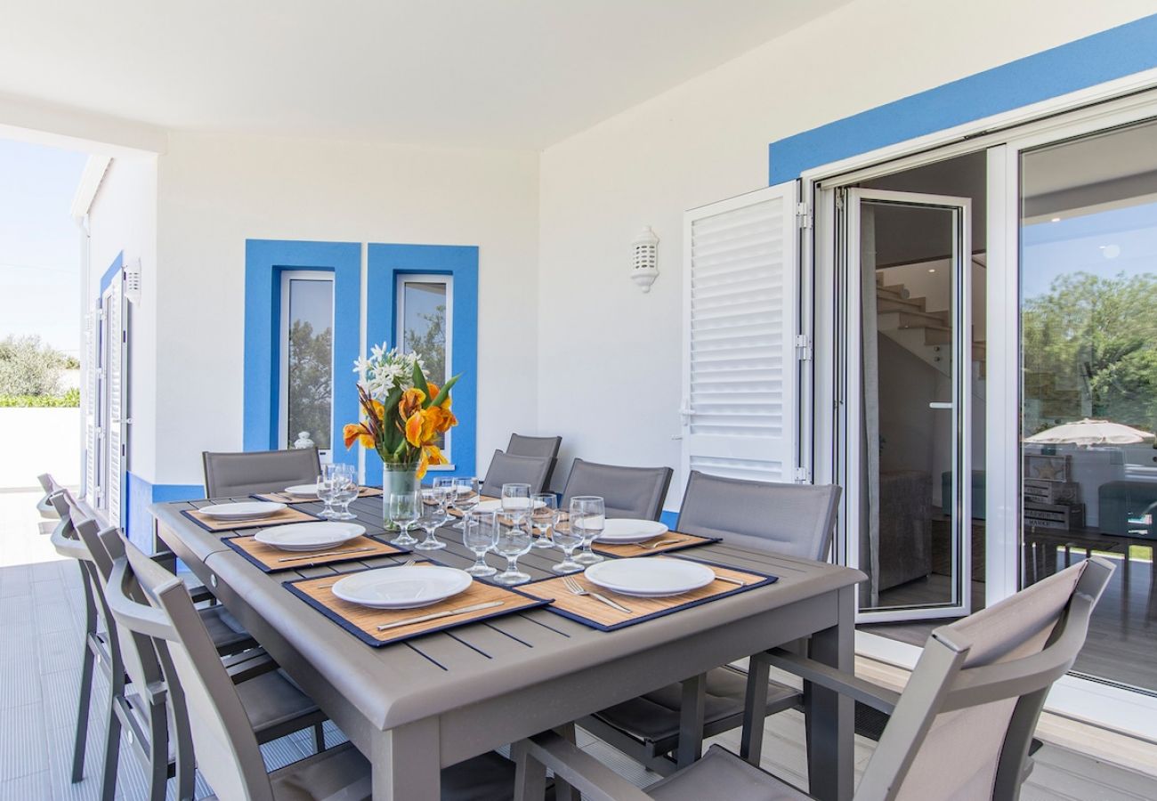 Dining area in the outdoor space.