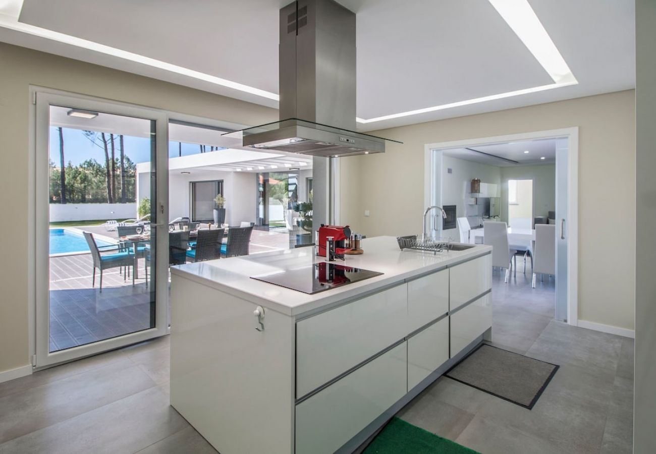 Kitchen with a large island and direct access to the outdoor area.