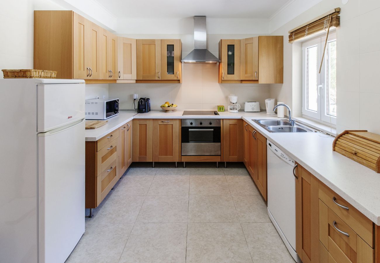 Modern and fully equipped kitchen.