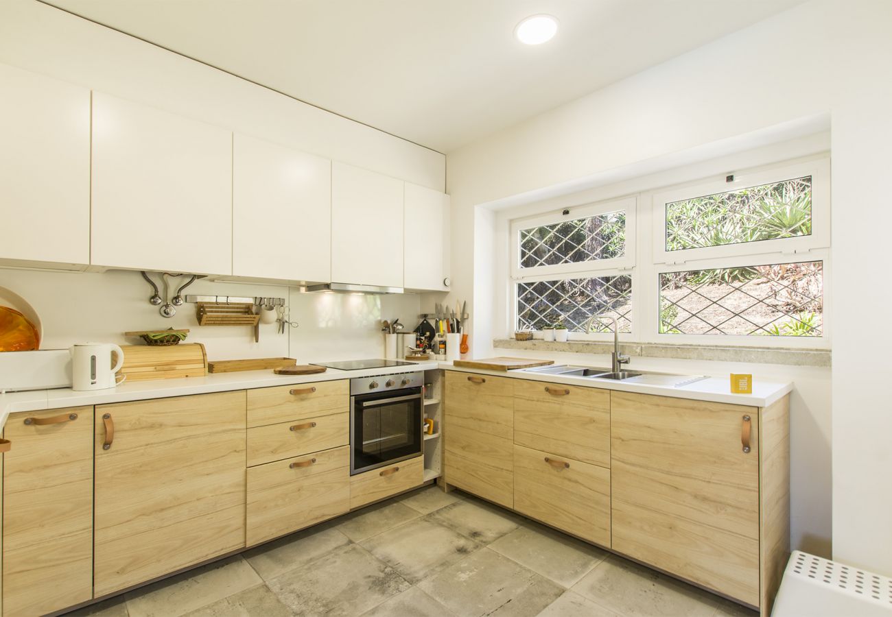 Rustic style and fully equipped kitchen.