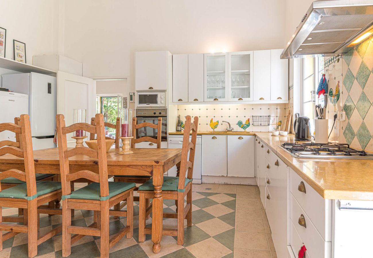 Spacious and fully equipped kitchen. 