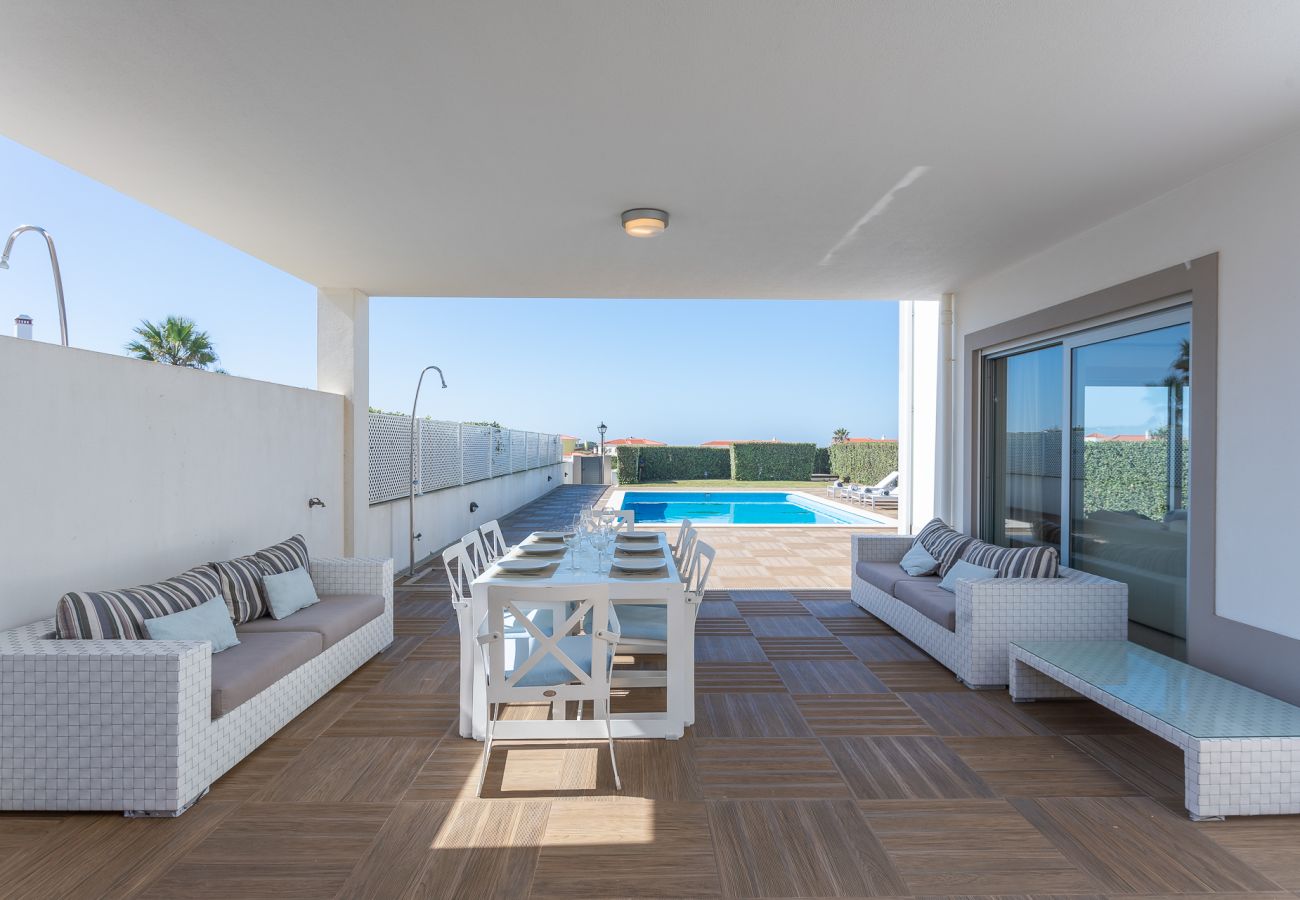 Leisure and dining space in the outdoor area.